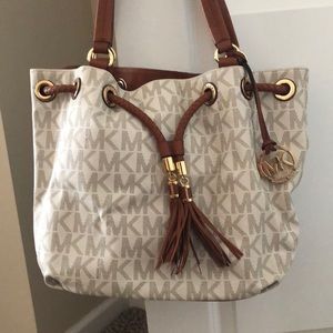 Michael Kors hand bag. Great condition.